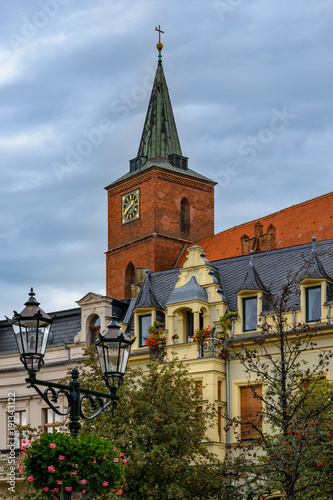 Idyllisches Mittelalter-Flair: Denkmalgeschütztes Ensemble am Marktplatz von Bernau bei Berlin mit dem Turm der Stadtpfarrkirche St. Marien