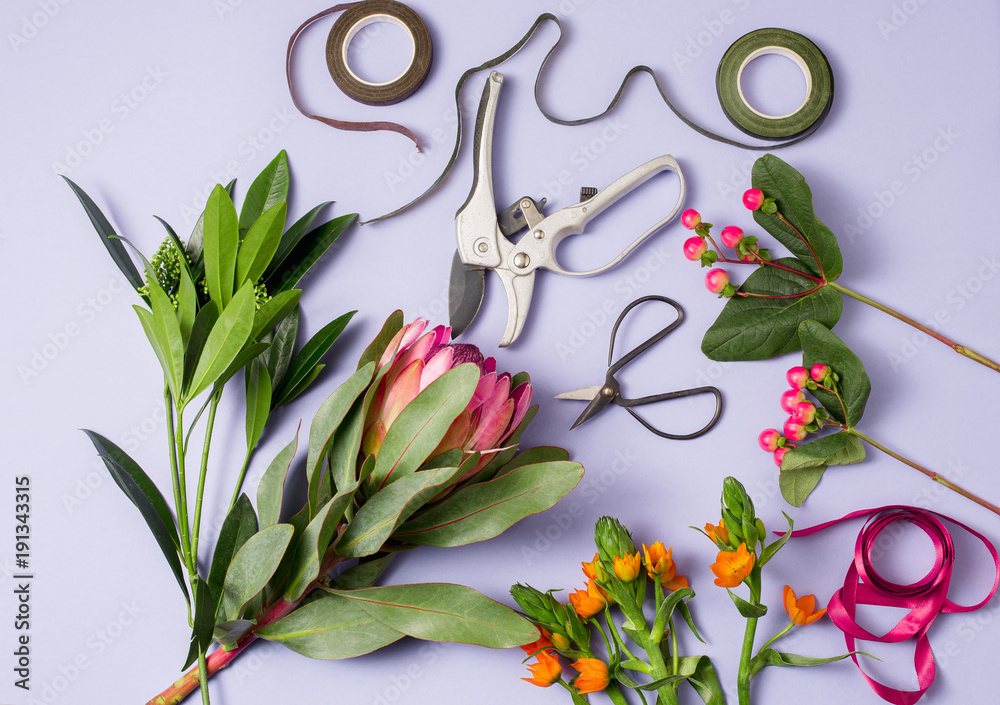 Obraz premium Tools and accessories florists need for making up a bouquet