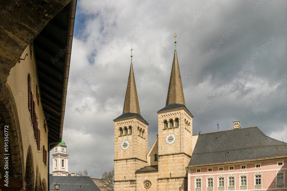 Fototapeta premium Stiftskirche auf dem Markt in Berchtesgaden an einem Tag im Frühling