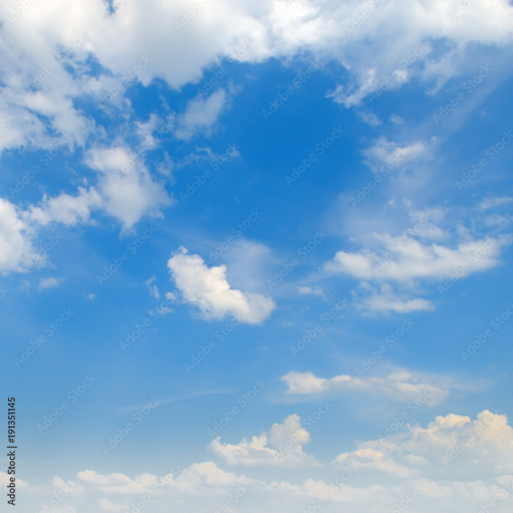 Obraz premium Light clouds in the blue sky.