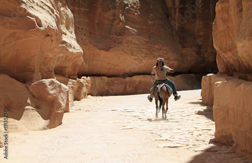 Obraz w ramie Beduin riding through Petra, Jordan