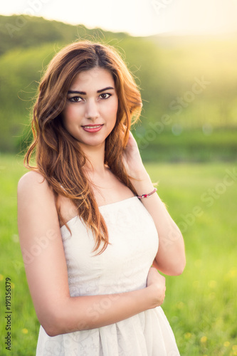 Quadro su tela Young happy attractive woman posing in sunset