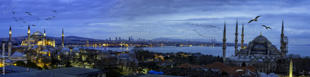 Fototapeta premium Zdjęcie panoromic Stambułu, Hagia Sophia i Błękitny Meczet, plac Sultanahmet, Stambuł, Turcja