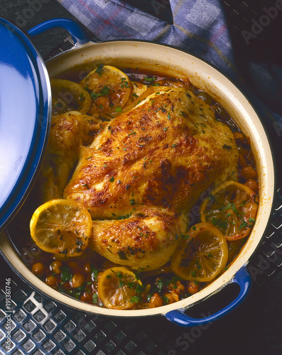 Geschmortes Zitronen-Huhn mit Kichererbsen photo