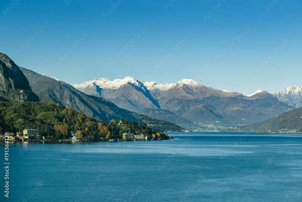 Naklejka premium Malowniczy widok na jezioro Como z Alpami w tle.
