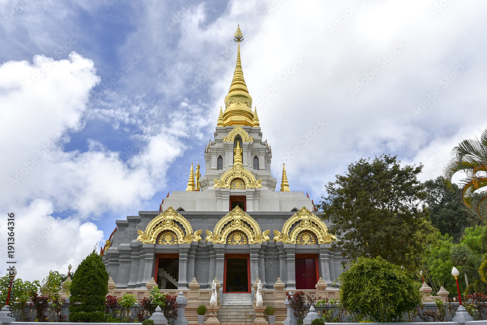 Naklejka premium golden thai temple