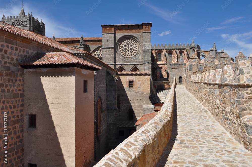 Caminando por las murallas de Avila hacia la catedral, España