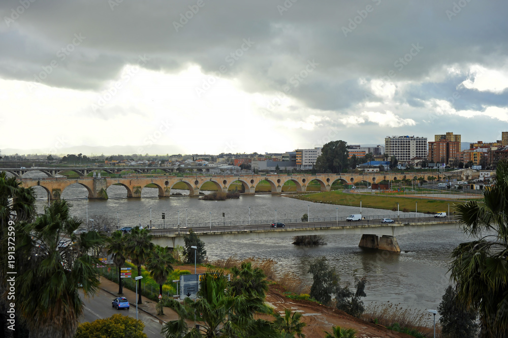 Vista panorámica de los puentes que cruzan el río Guadiana en la ciudad de Badajoz, Extremadura, España Vista panorámica de los puentes que cruzan el río Guadiana en la ciudad de Badajoz, Extremadura, España