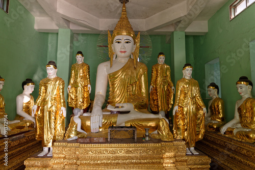 Buddha-Figuren auf der Plattform der Shwedagon-Pagode in Yangon
