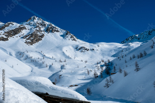 Tief verschneite Berggipfel im Villgratental photo