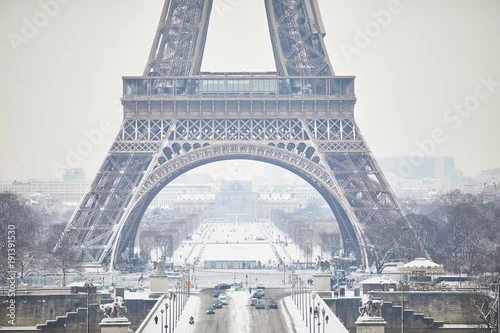 Obraz Malowniczy widok na wieżę Eiffla w dzień z dużym śniegiem