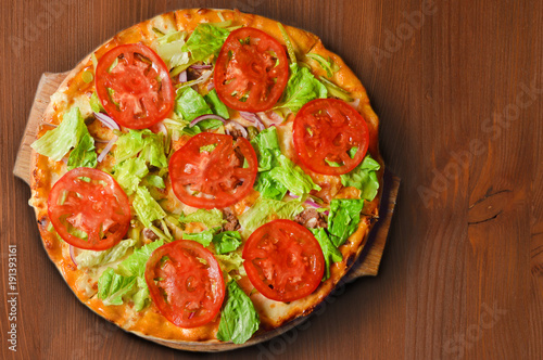Pizza with tomatoes, beef and salad