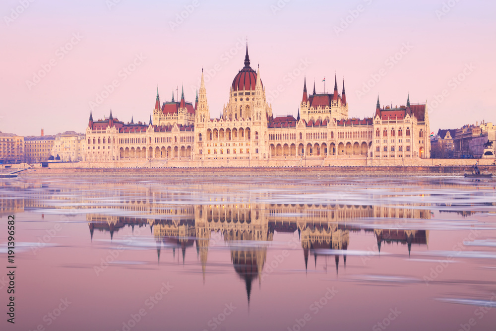 Fototapeta premium Hungarian parliament building at winter