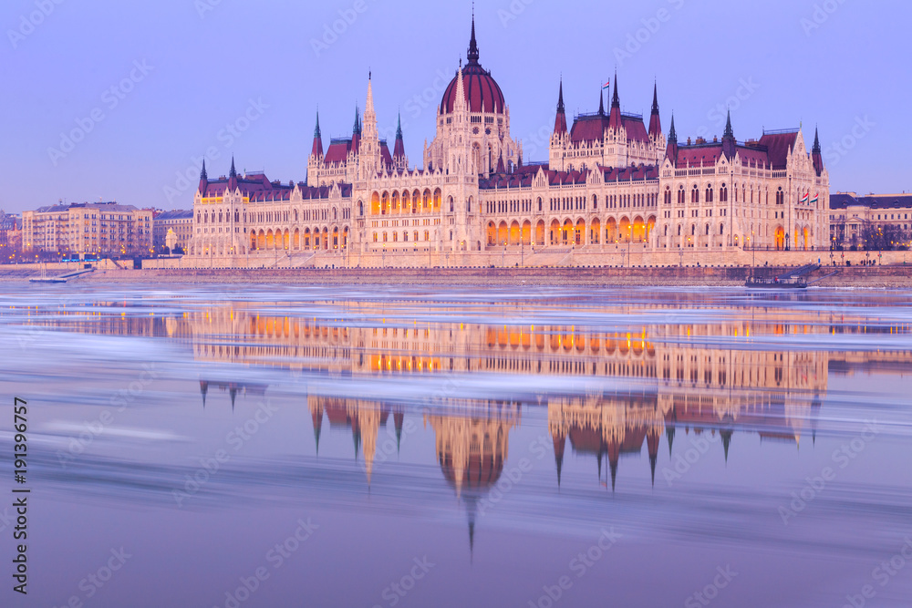 Fototapeta premium Hungarian parliament building at winter