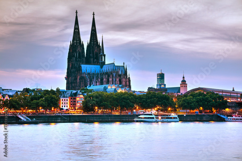 Obraz na płótnie Cologne overview after sunset w salonie