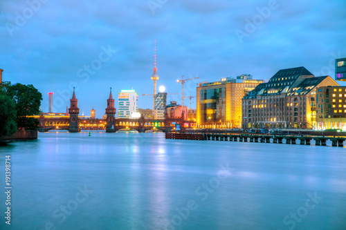 Obraz na płótnie Berlin cityscape with Oberbaum bridge w salonie