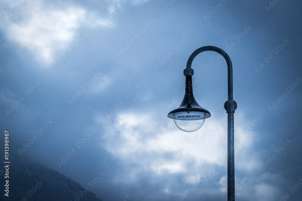 Laterne und dunkle Wolken Laterne und dunkle Wolken