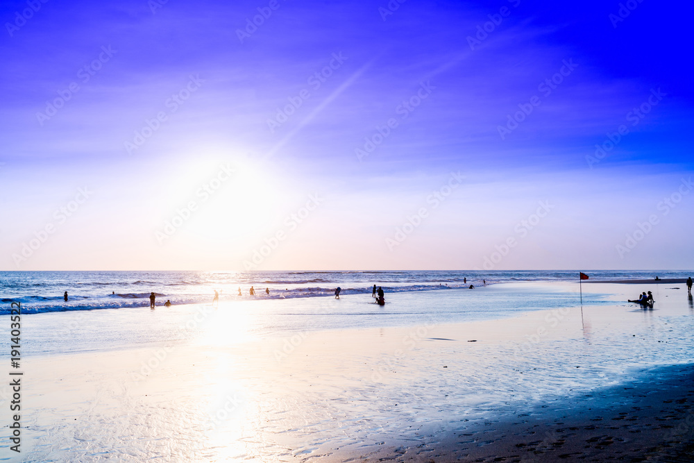 Obraz premium Beach in sunset with people