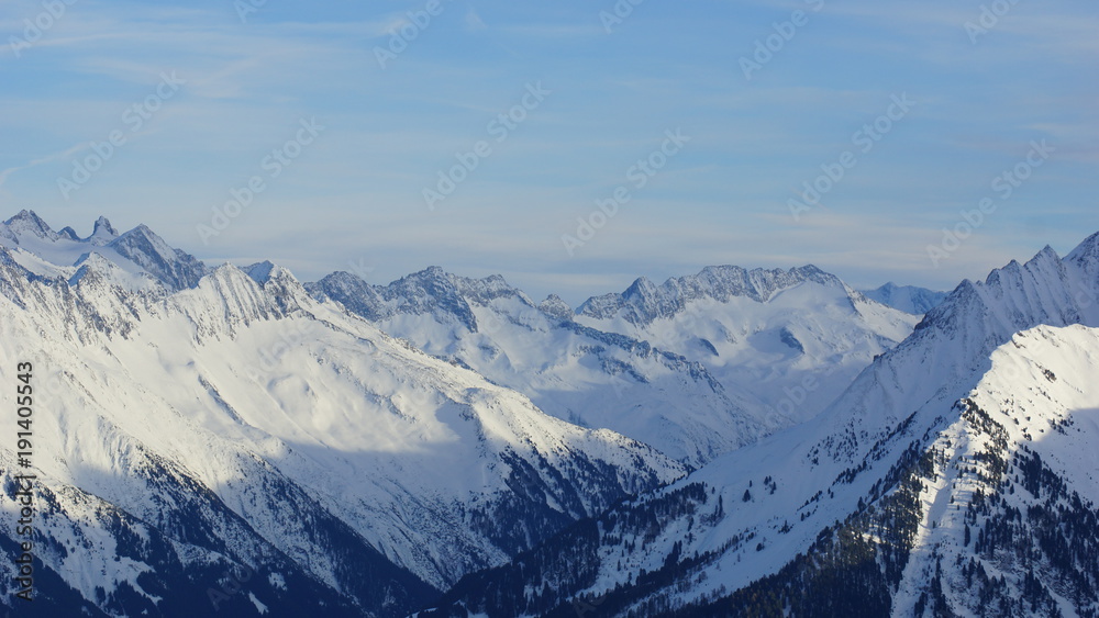 Wunderschöne weiße Gipfel der Alpen