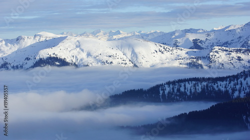 Nebel zwischen die Alpen in Tirol © in-foto-backgrounds
