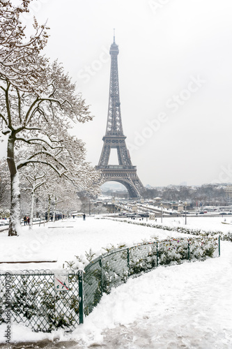 Fototapeta Naklejka Na Ścianę i Meble -  Winter in Paris in the snow. The Eiffel tower seen from the Trocadero garden covered with snow.