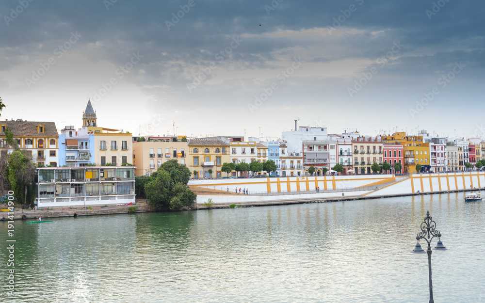 Rio Guadalquivir a su paso por la ciudad de Sevilla, Andalucia España