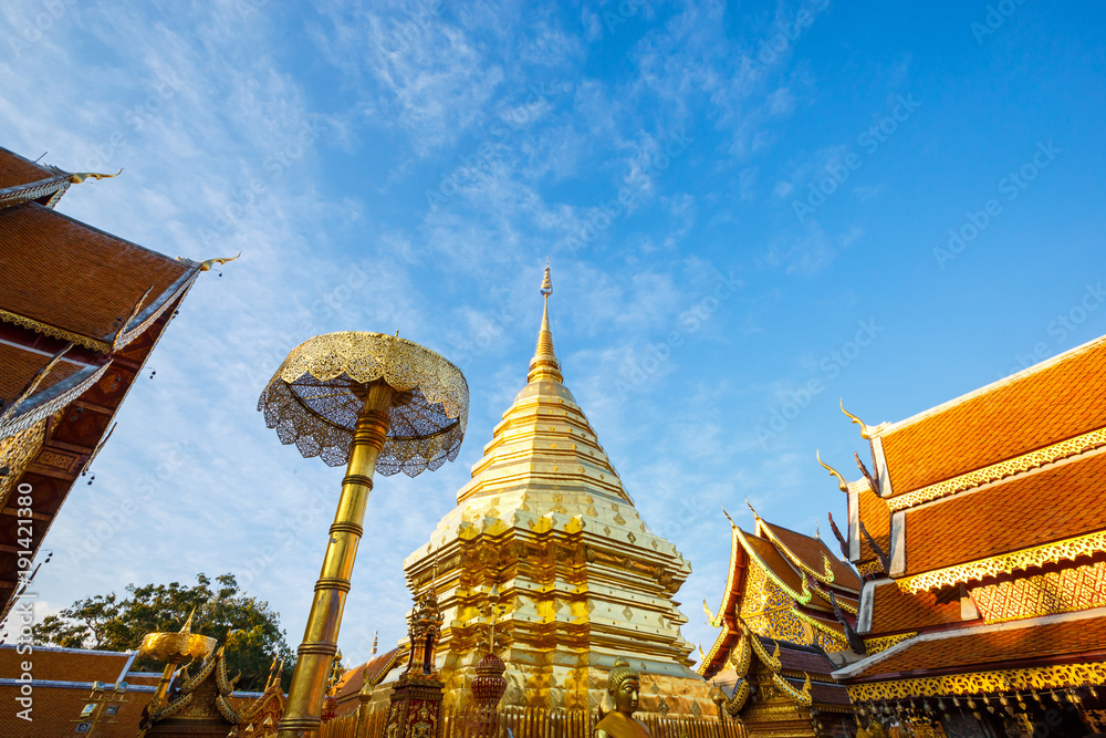 Fototapeta premium Golden Pagoda Wat Phra That Doi Suthep , Chiang Mai, Thailand