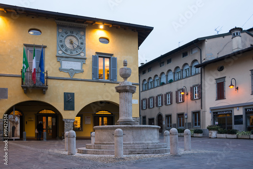 Gandino, fontana di Piazza Vittorio Veneto alla sera