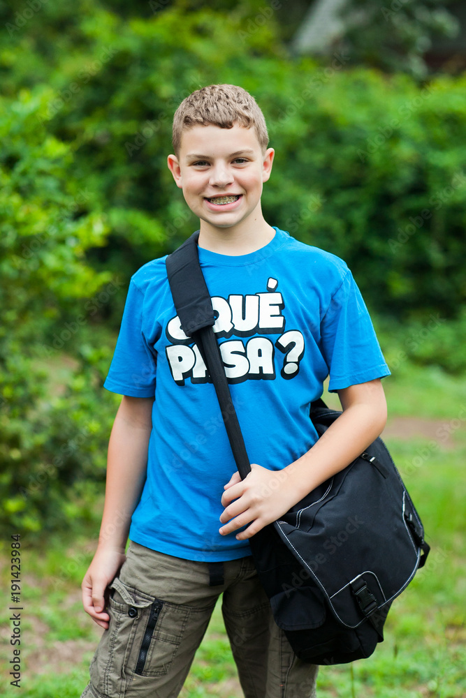 Naklejka premium Tween Boy First Day of School
