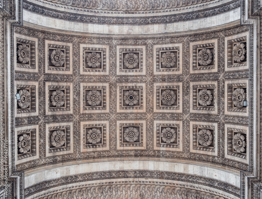 Fototapeta Szczegóły Łuku Triumfalnego w Paryżu. Widok na zdobiony sufit.