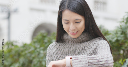Canvas Print Business woman using smart watch at outdoor
