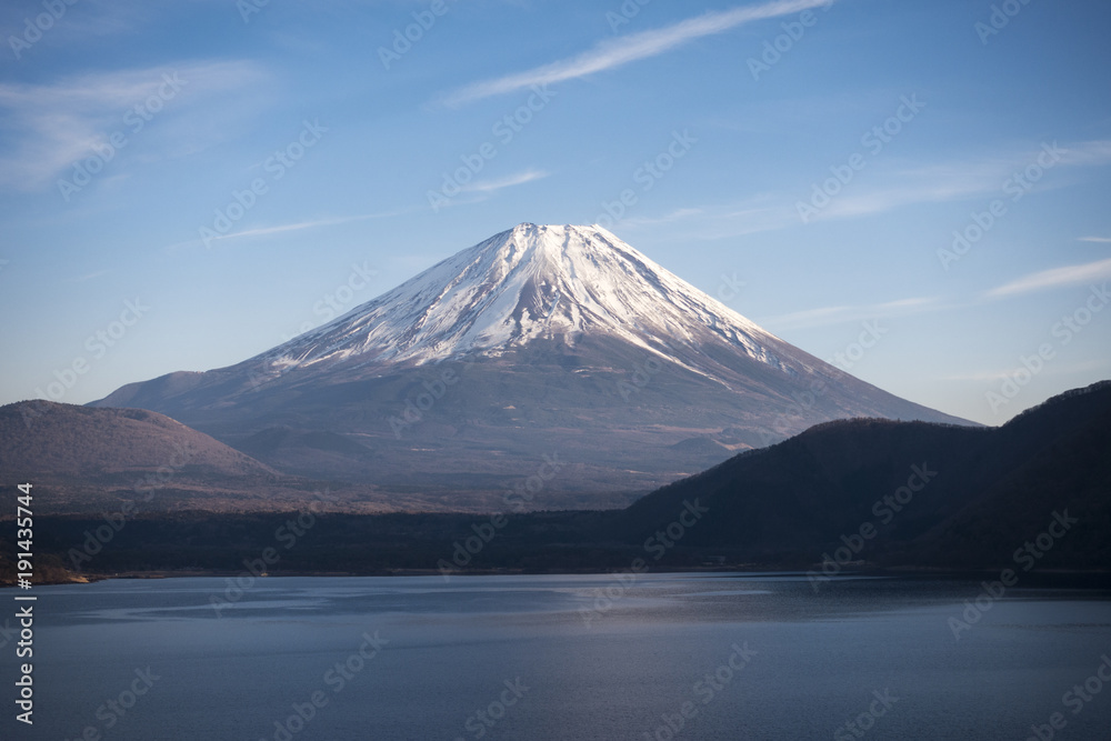 本栖湖より望む富士山