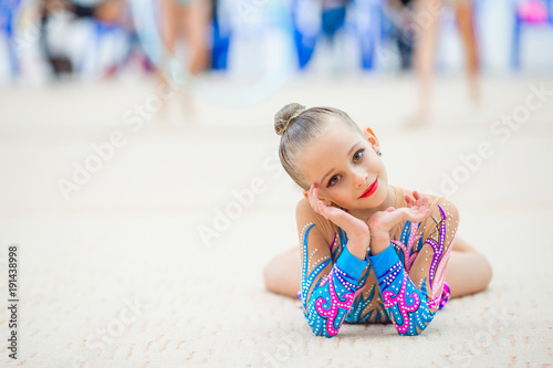 Obraz na płótnie Beautiful little gymnast training on the carpet and ready for competitions w salonie
