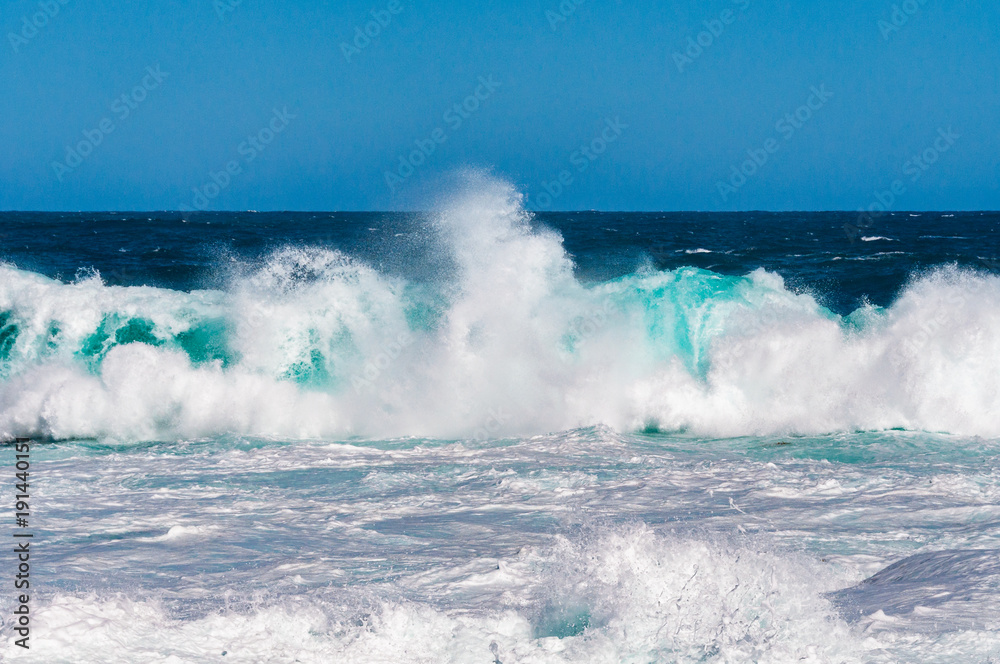 Obraz premium Impressive large ocean wave with white foam