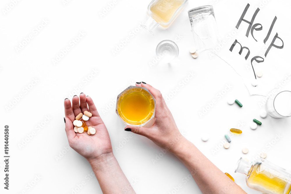 Obraz premium Alcoholism treatment. Glasses, bottles and pills. Lettering Help me on white background top view copy space