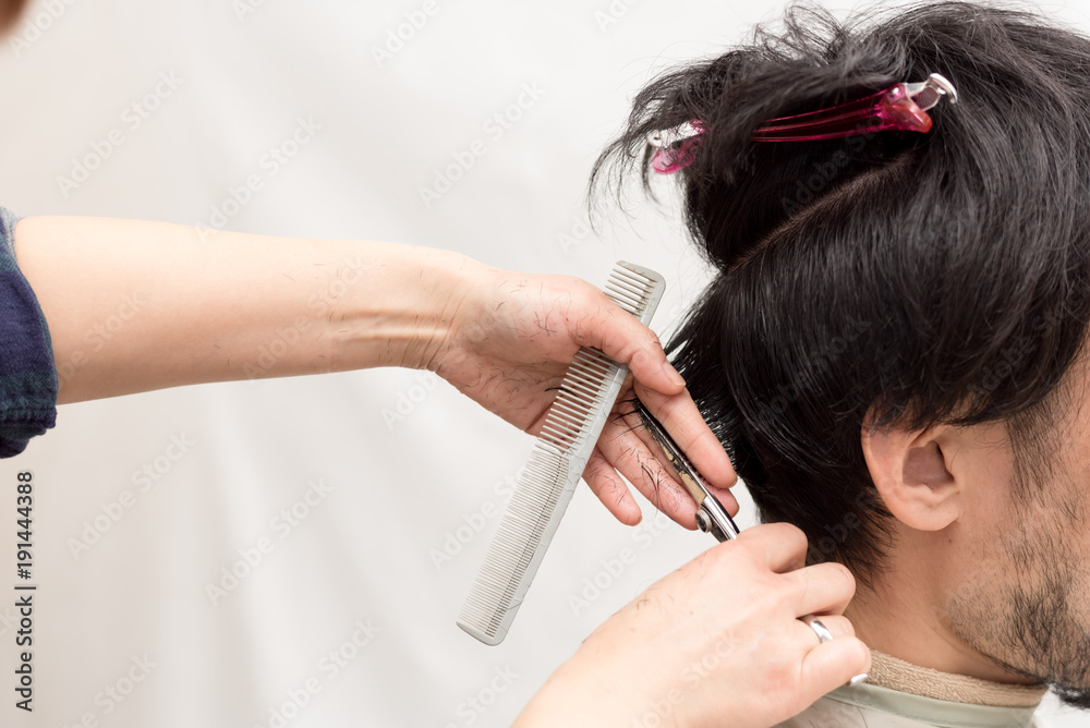 Naklejka premium 男性のヘアカット