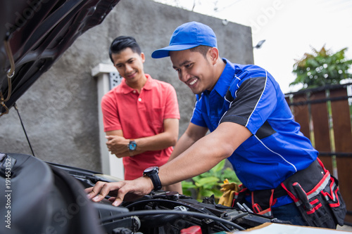 techinician help customer fixing his car