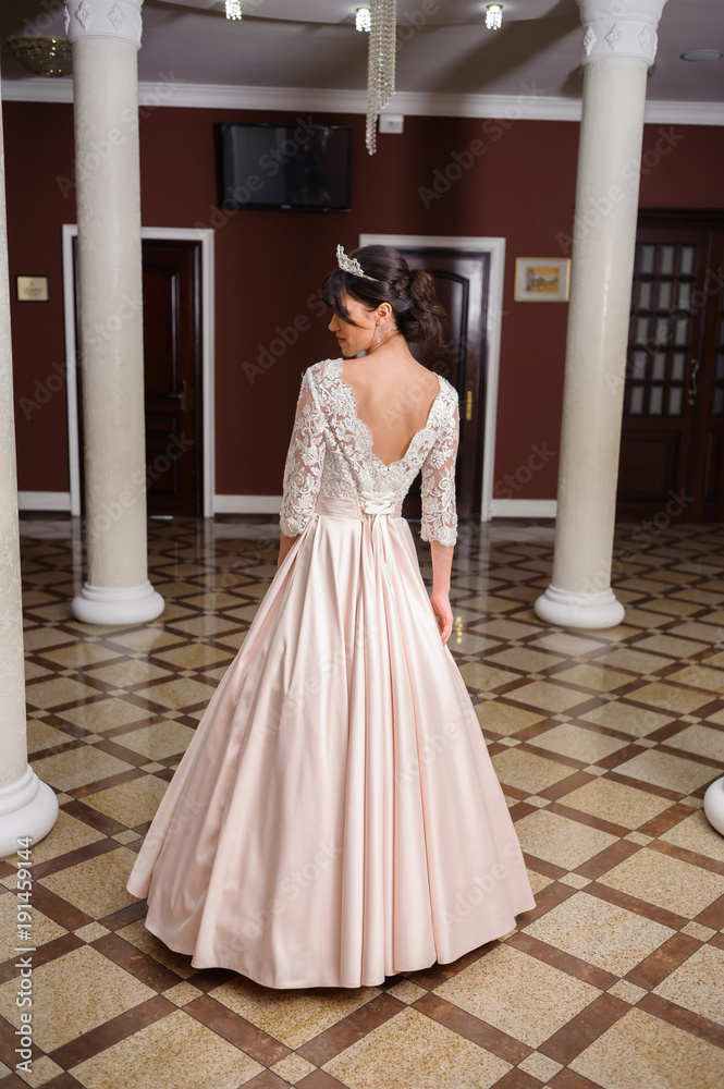 Obraz premium Beautiful bride in wedding dress interior