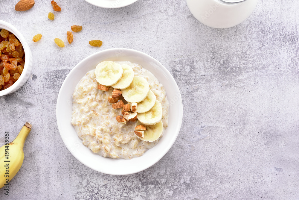 Oats porridge with banana slices