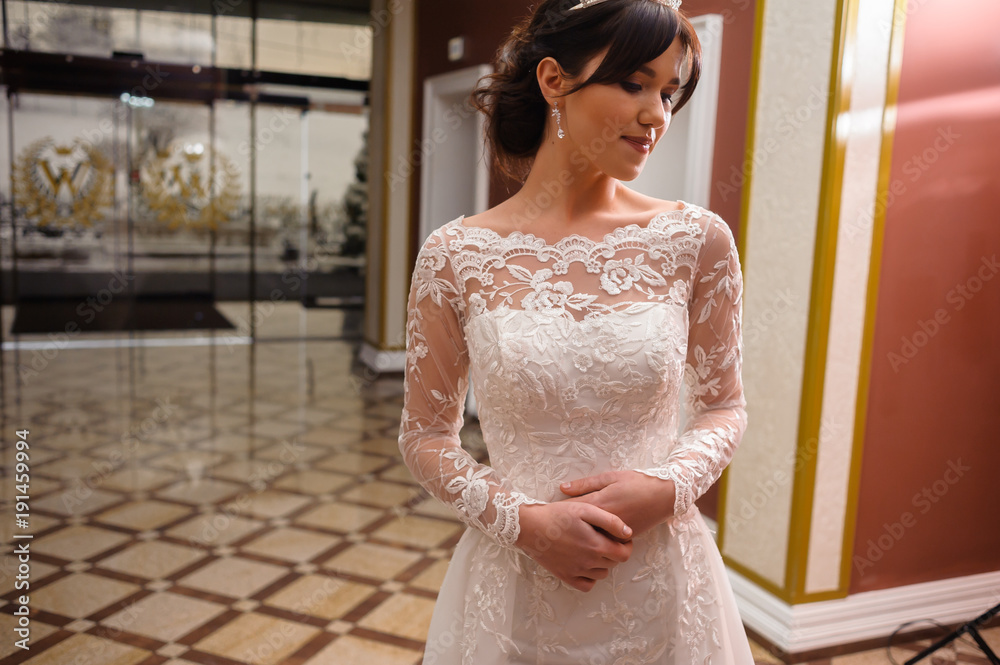 Naklejka premium Beautiful bride in wedding dress interior