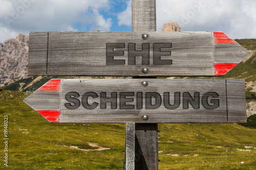 Schild mit Ehe und Scheidung photo