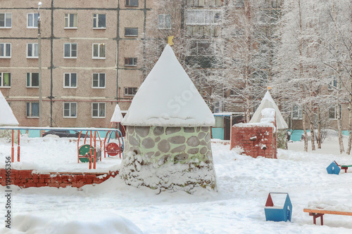 Obraz na płótnie stone tower in winter in the courtyard of the sleeping area w salonie