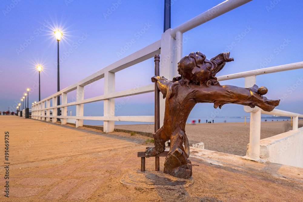 Naklejka premium Lion, symbol od Gdansk city on the Baltic sea pier in Brzezno, Poland