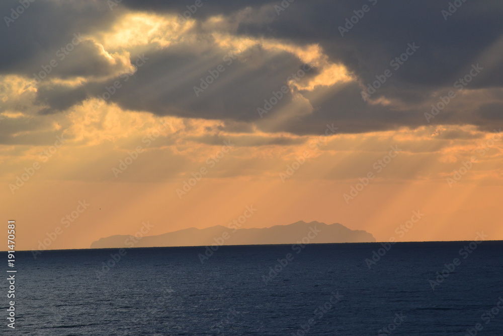 sonnenuntergang über dem Meer, Sonnenstrahlen zwischen den Wolken sonnenuntergang über dem Meer, Sonnenstrahlen zwischen den Wolken