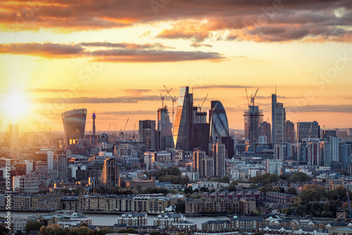Sonnenuntergang hinter der City of London, Finanzzentrum und sitz der Börse und Banken