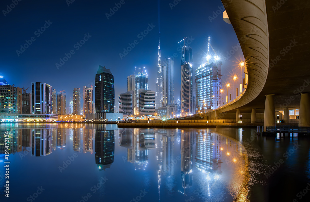 Fototapeta premium Blick über den Dubai Creek auf das Zentrum von Dubai bei Nacht