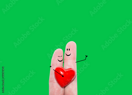 Verliebtes Finger Paar mit Herz am Valentinstag vor einem grünem Hintergrund isoliert