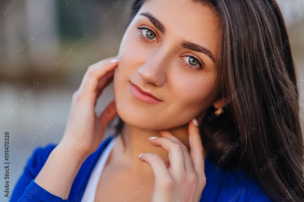 Naklejka premium The beautiful girl stands in the center of town