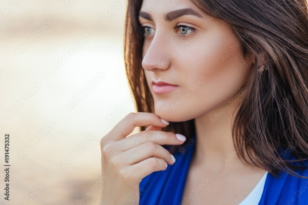 Naklejka premium The beautiful girl stands in the center of town