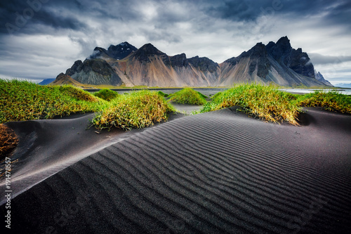 Wielki wiatr falował plażowy czarny piasek. Lokalizacja Vestrahorn, Islandia, Europa.
